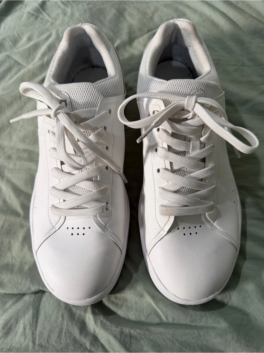 On Clouds On Running; The Roger Advantage- Basic All-White Casual Shoes